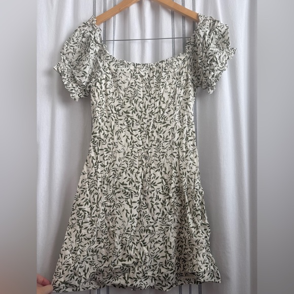 Women’s Green Leaf Print Button-Front Dress - Picture 6 of 7